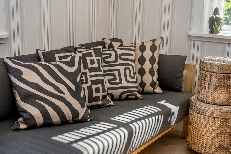 GEOMETRIC BLACK CUSHIONS
